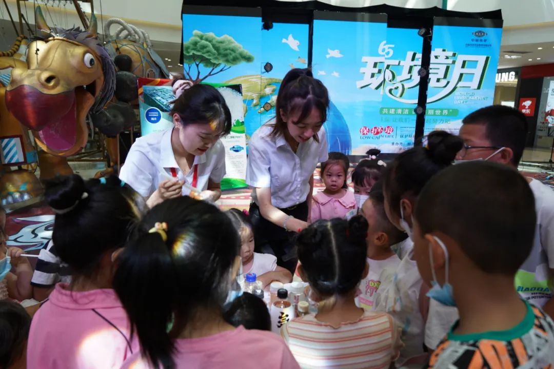 2022年6月3日，马博（中国）所属东华天业公司联合新疆建设兵团第八师石河子市生态环境局在新疆万达商场举办“共建清洁美丽世界”六五环境日公益宣传活动