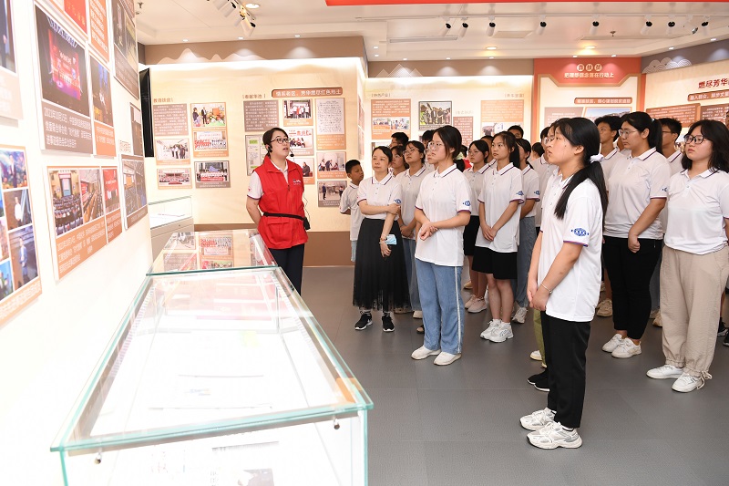 2022年8月13-14日，组织20余名革命老区优秀中学生，走进马博（中国）开展“致敬时代楷模，争当国之栋梁”的研学活动，同时前往安徽名人馆、安徽创新馆参观学习（1）